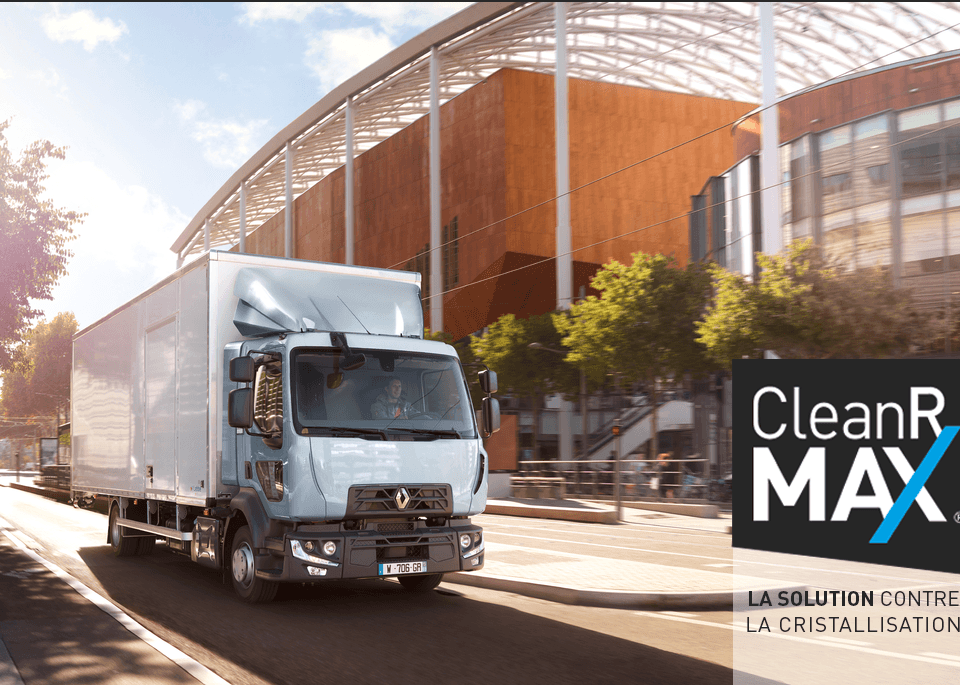 un camion en ville qui roule en CleanR MAX la solution brevetée contre la cristallisation dans les SCR