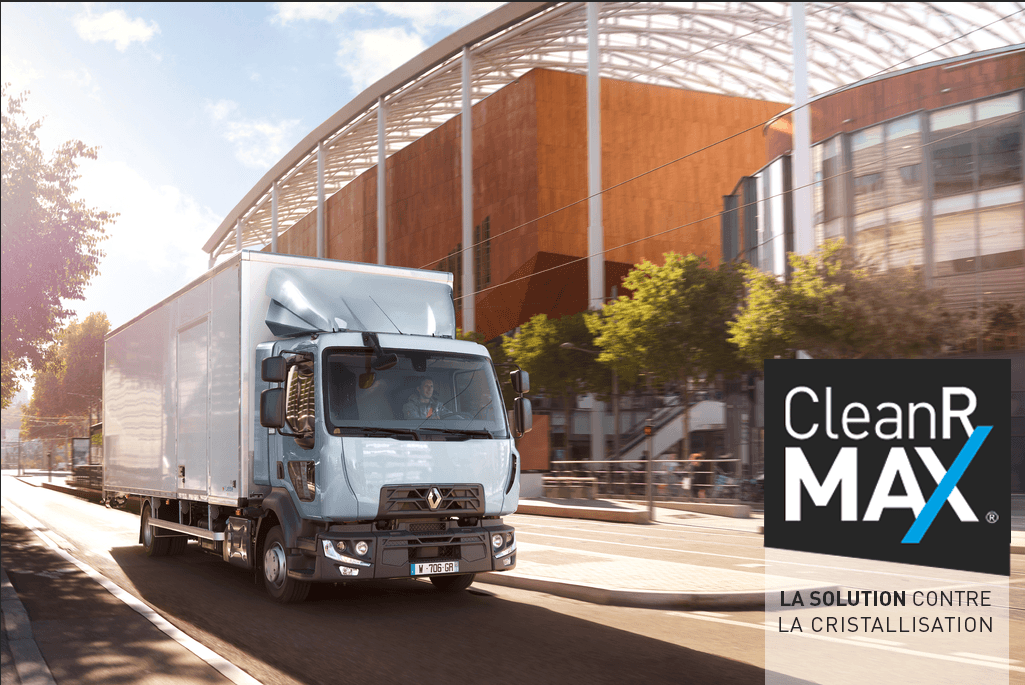 un camion en ville qui roule en CleanR MAX la solution brevetée contre la cristallisation dans les SCR