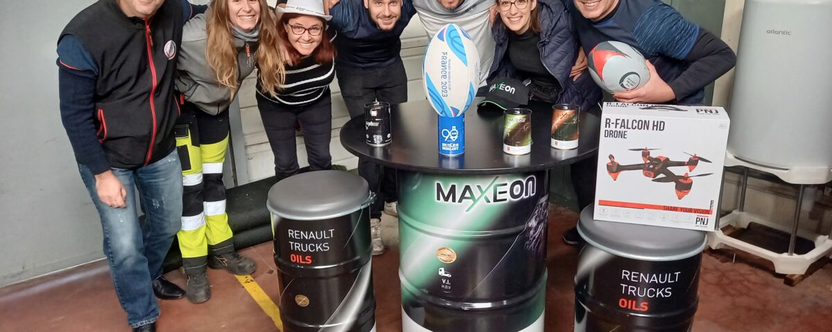 Résultats du concours de Coupe du monde de Rugby 2023. Les gagnants posent aux côtés des produits Renault Trucks Oils !